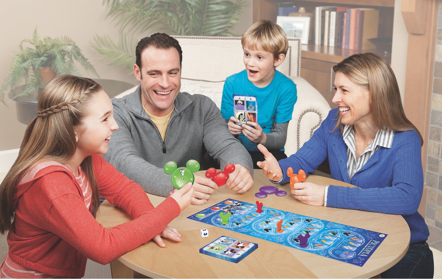 Игра для семьи рейтинг. Семейные игры. Семейные традиции настольные игры. Семья. Игра. Семья играет.