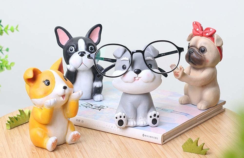 四只小狗可以装眼镜的雕像