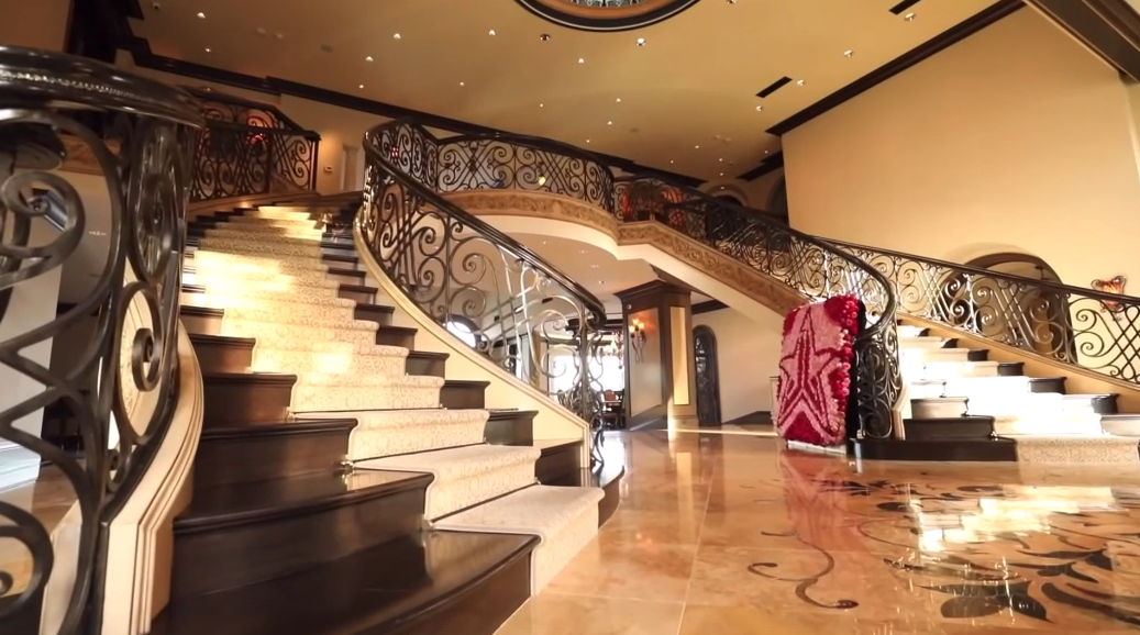 Jeffree Star Gives Tour Of Brand New Dream House
