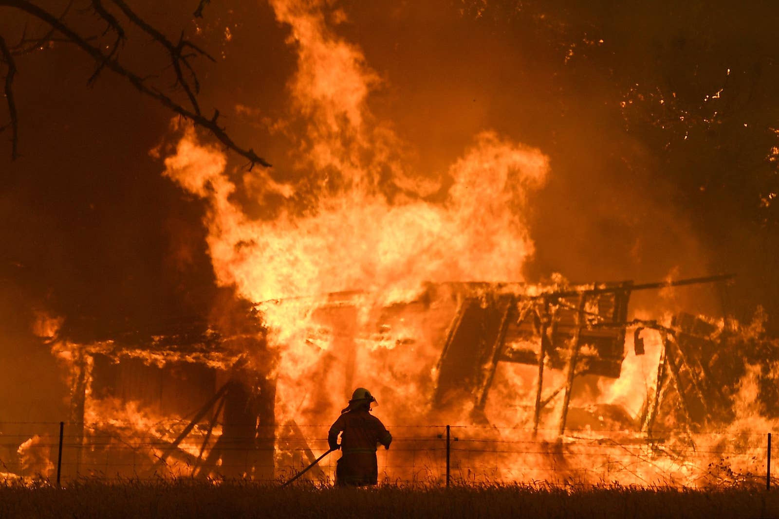 australian bushfire 2020 humanity firefighter wales