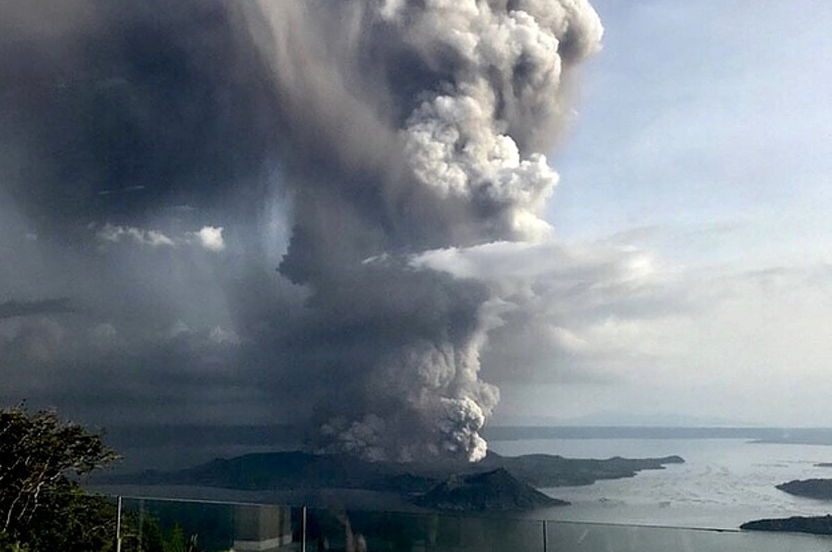 フィリピンで火山が噴火 ホテルのバルコニーに石が 避難者が語ったこと