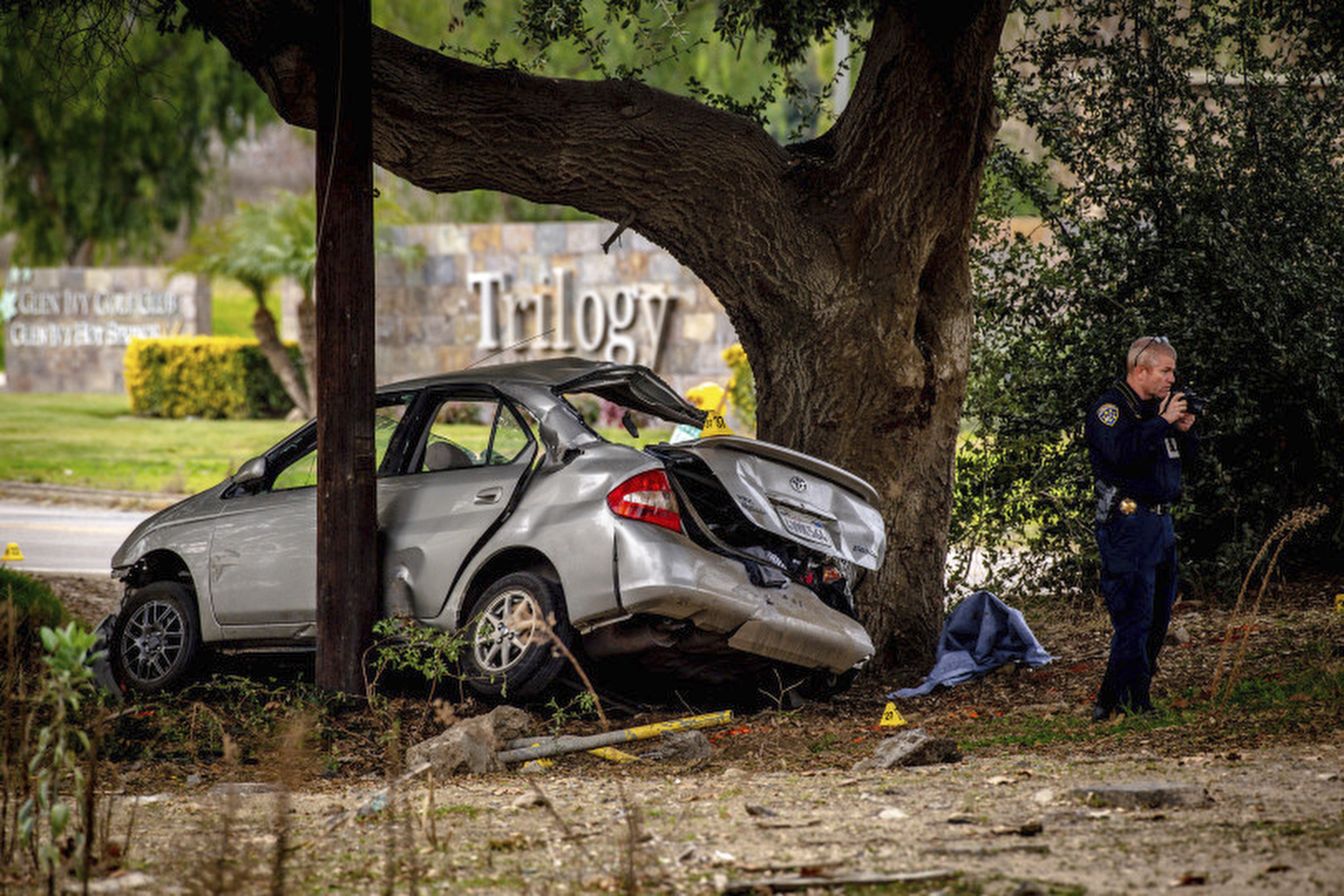 2 teens dead, 3 hurt as car went off Edmonds embankment into a