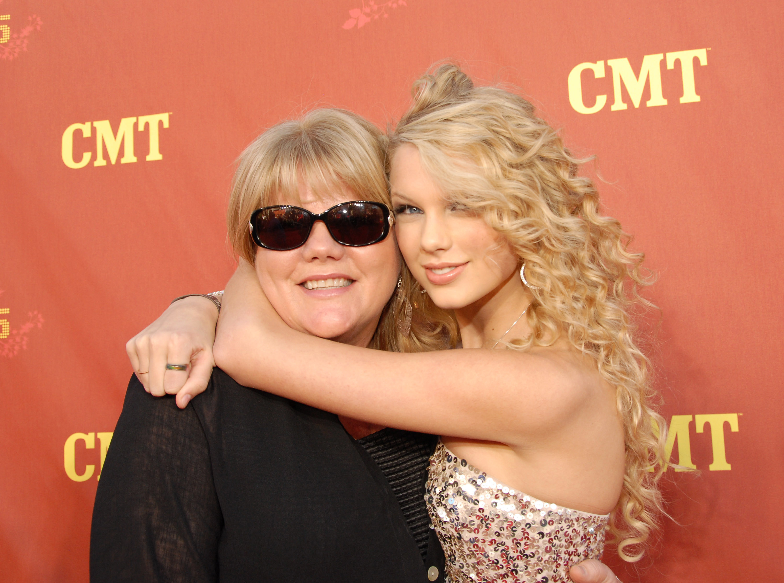 Taylor Swift Reveals Mom Andrea Was Diagnosed With A Brain Tumour