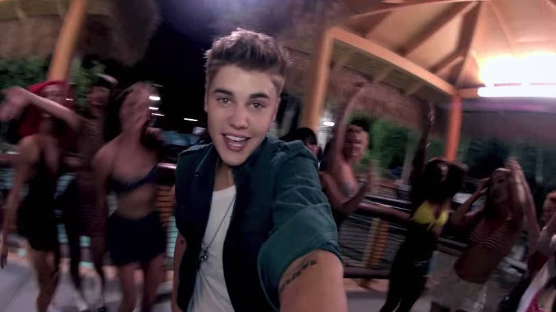 It S Been Eight Years Since Beauty And A Beat Dropped This Is Why It S Still Iconic Af