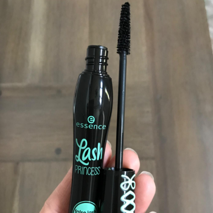 a reviewer holding the mascara