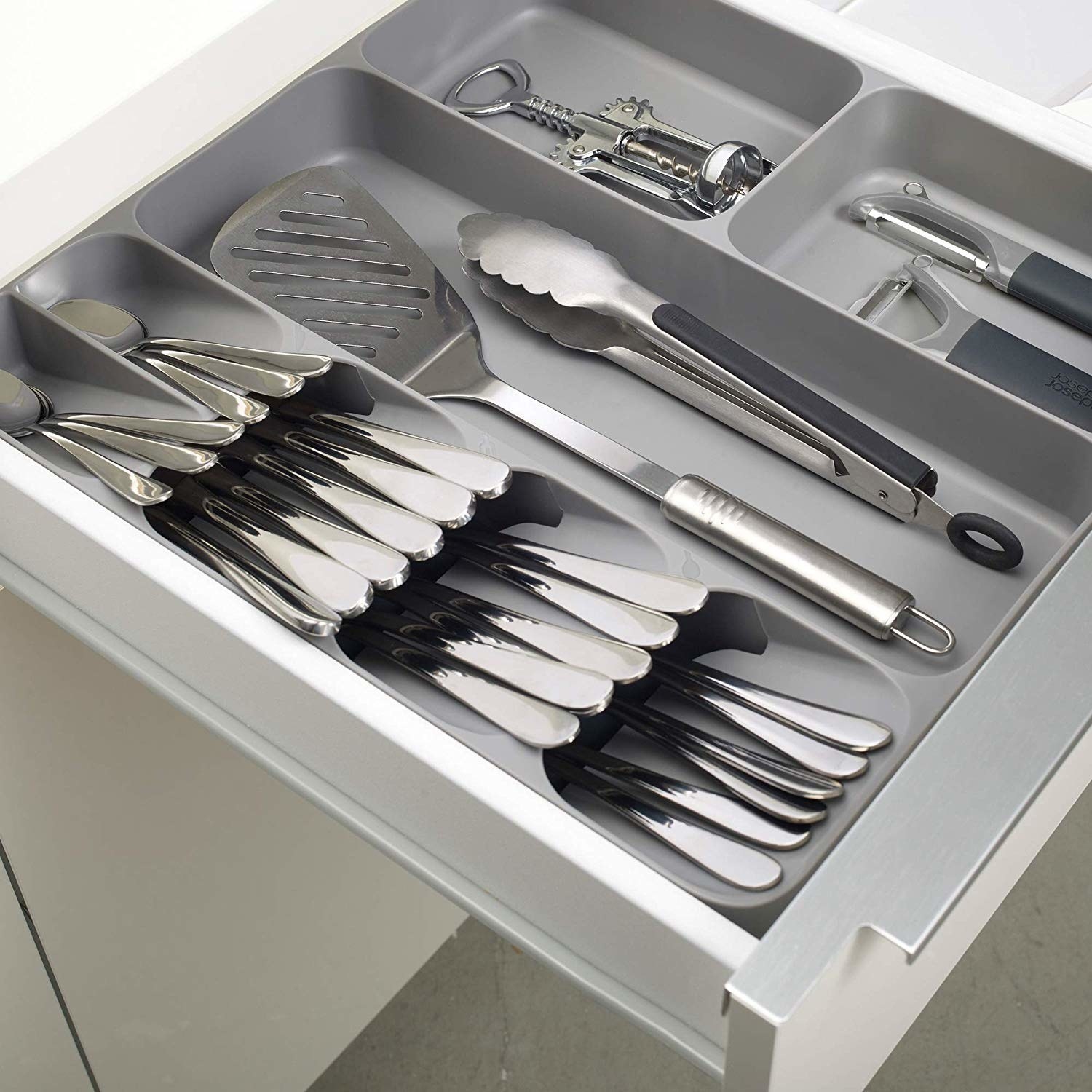 The tray with slanted slots to separate the utensils