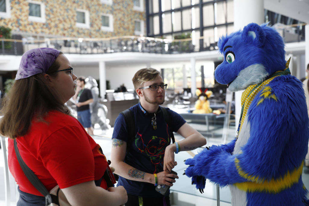 Фурри люди в костюмах. Съезд фурия. Eurofurence в городе Берлин. Eurofurence.