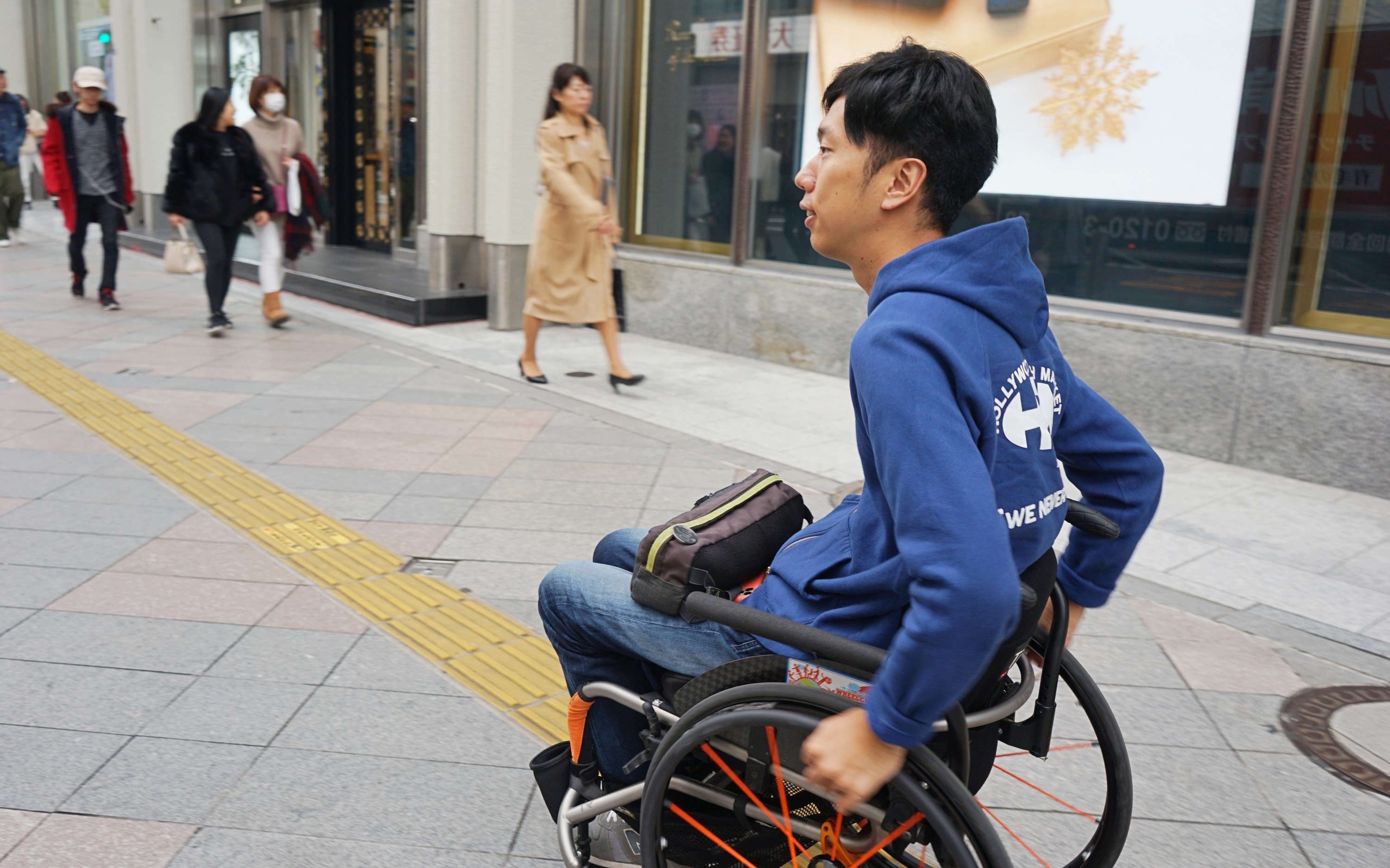 18歳で「人生終わった」男性が車椅子で世界一周した話