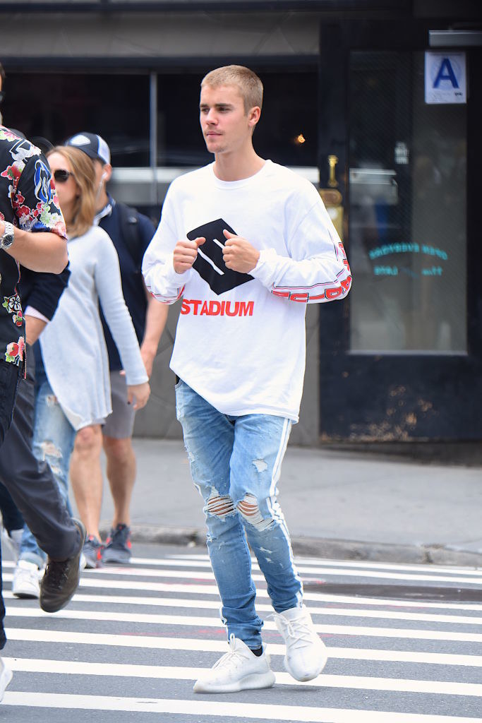 Justin Bieber Shows Off His Purple Boxer Briefs!  Justin bieber style,  Sagging pants, I love justin bieber