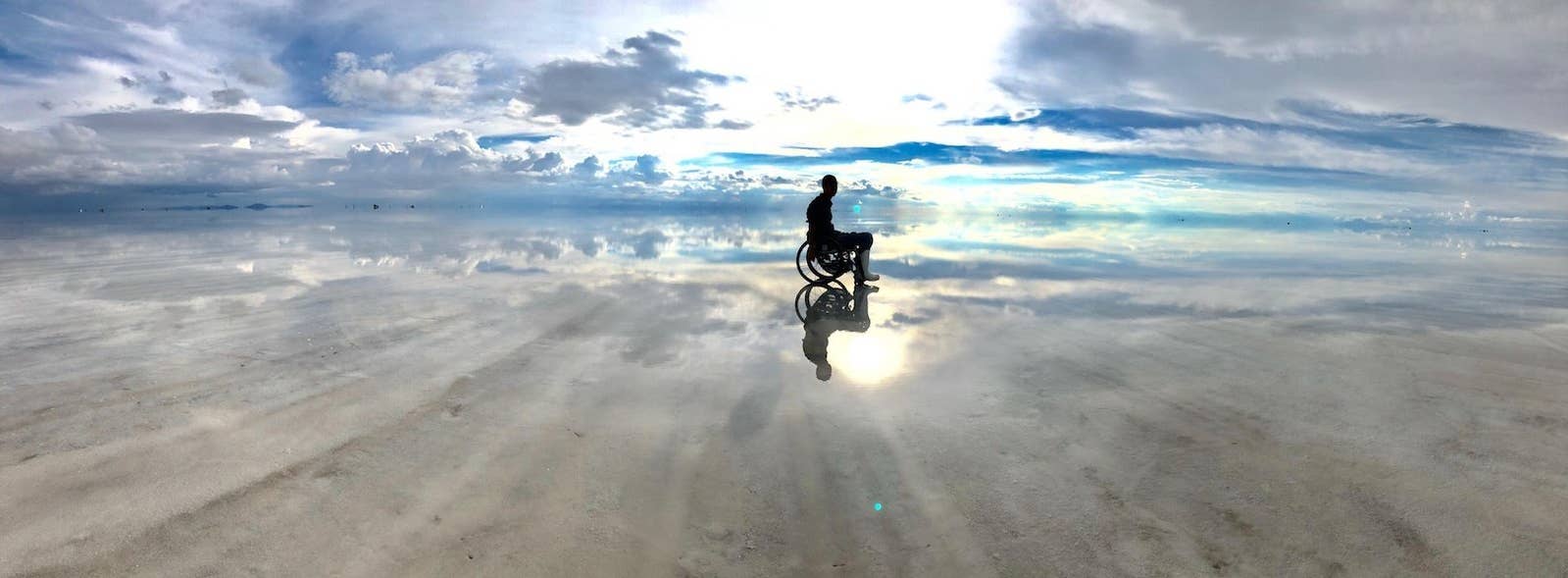 18歳で 人生終わった 男性が車椅子で世界一周した話