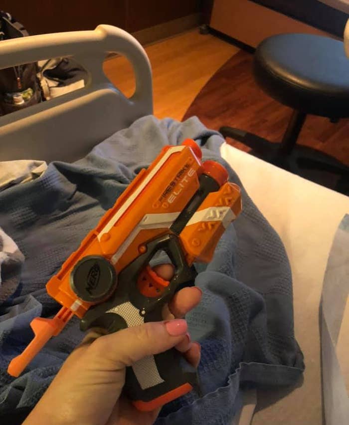 Formindske arrangere Lure This Pregnant Mom Packed A Nerf Gun In Her Hospital Bag In Case Her Husband  Fell Asleep Again