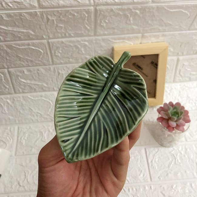 Small trinket dish shaped like a leaf 