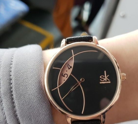 reviewer wearing wrist watch in black 