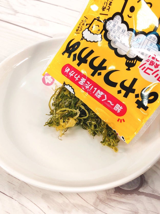 ダイソーで思わず5度見 まるで 髪の毛食ってる みたいなおやつがバカウマ Buzzfeed Japan ダイソーのお菓子コーナーで Tomoya Kosugi ｄメニューニュース Nttドコモ