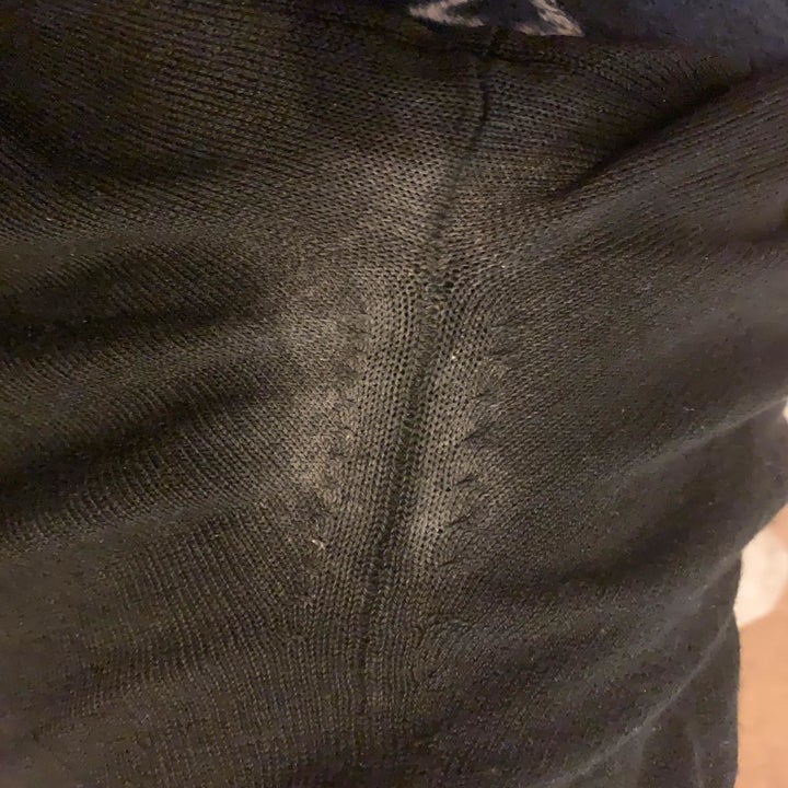 A reviewer showing white marks on a shirt
