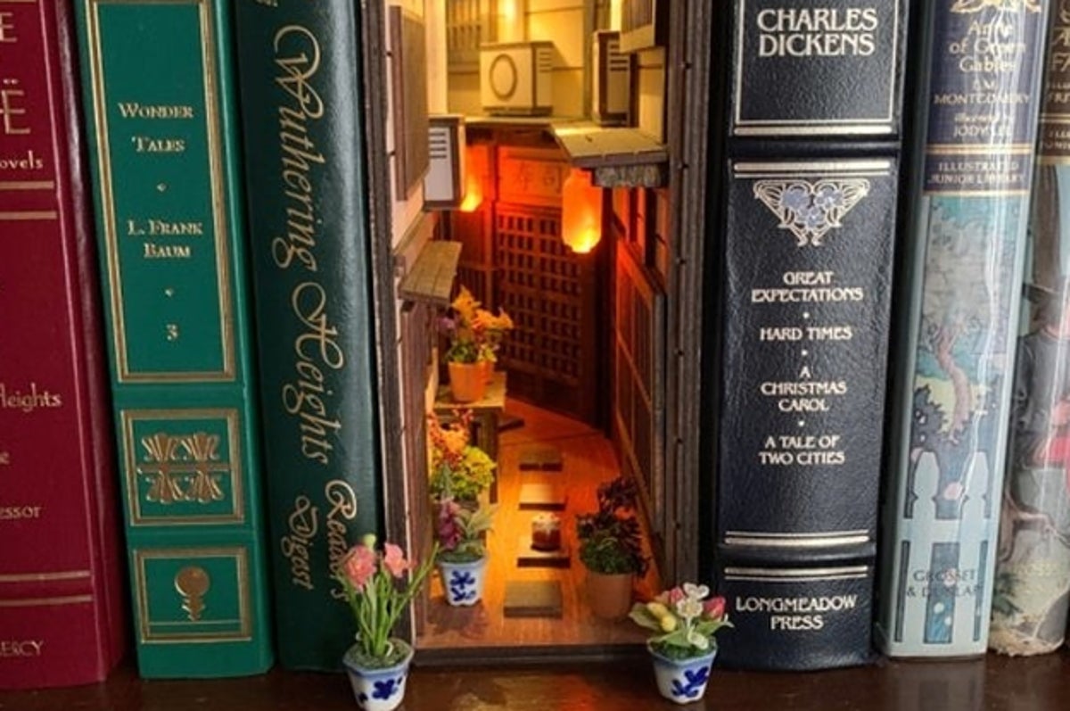 本棚の一角が異世界に ブックエンドを利用した隙間アート