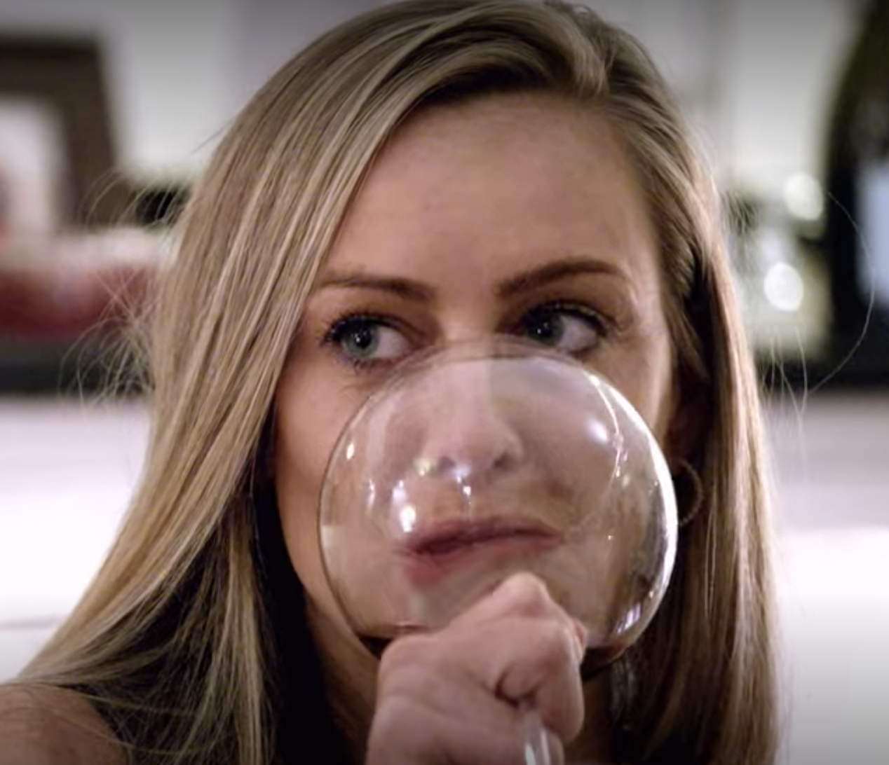 Jessica and her giant wine glasses : r/LoveIsBlindOnNetflix