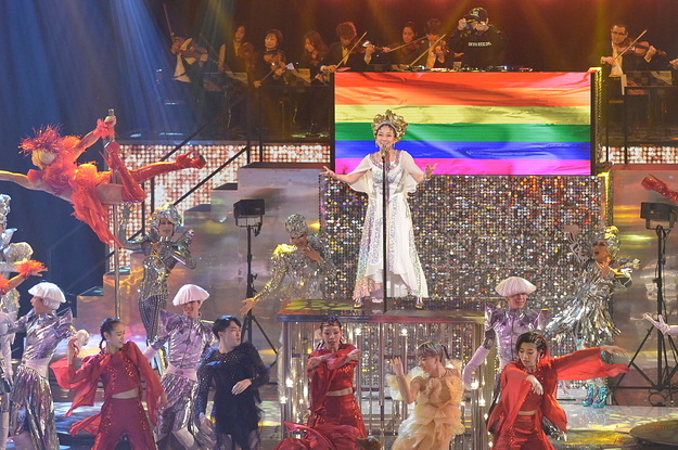 NHK紅白歌合戦で「虹色の旗」がはためいた理由。チーフプロデューサーが語ったこと