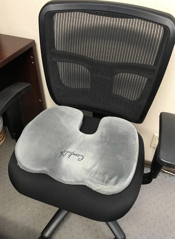 Reviewer shows gray gel-enhanced seat cushion on their black desk chair