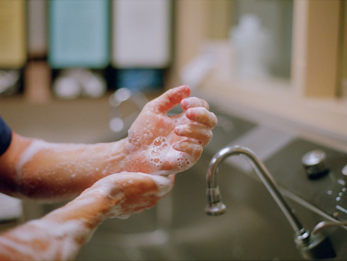 Мытье произойдет. Асептика мытье рук. Гигиена в медицине. Мытьё рук до локтей. Медработник моет руки.