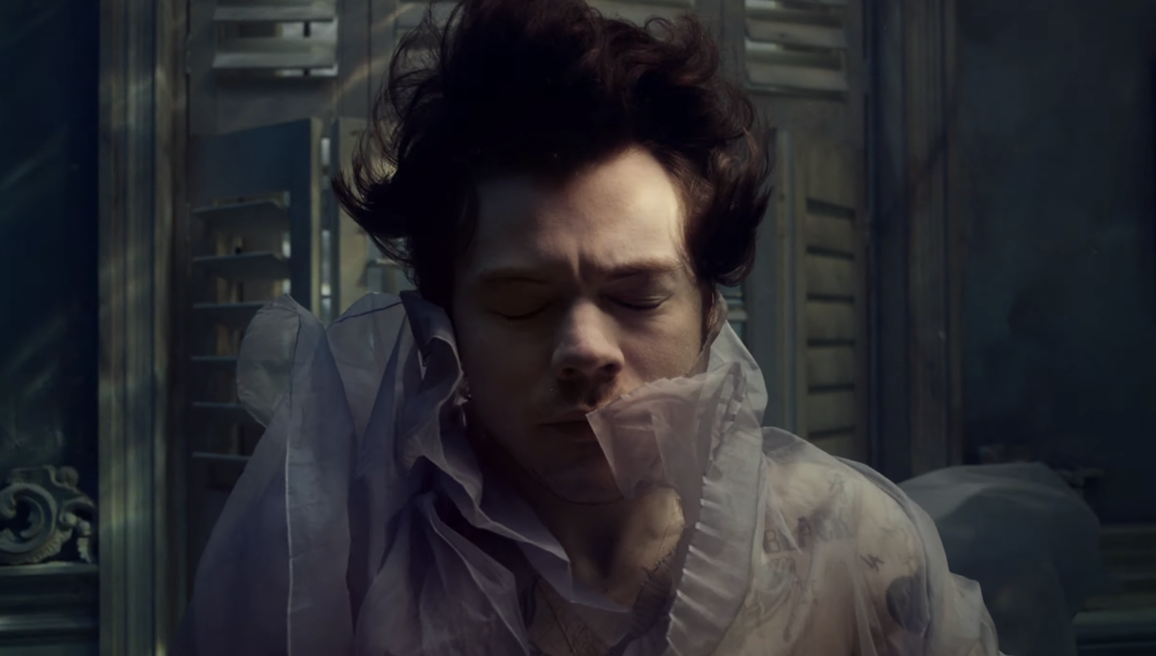 Falling harry. Гарри Falling. Гарри Стайлс Falling. Harry Styles Falling обои. Гарри Стайлс Golden клип.