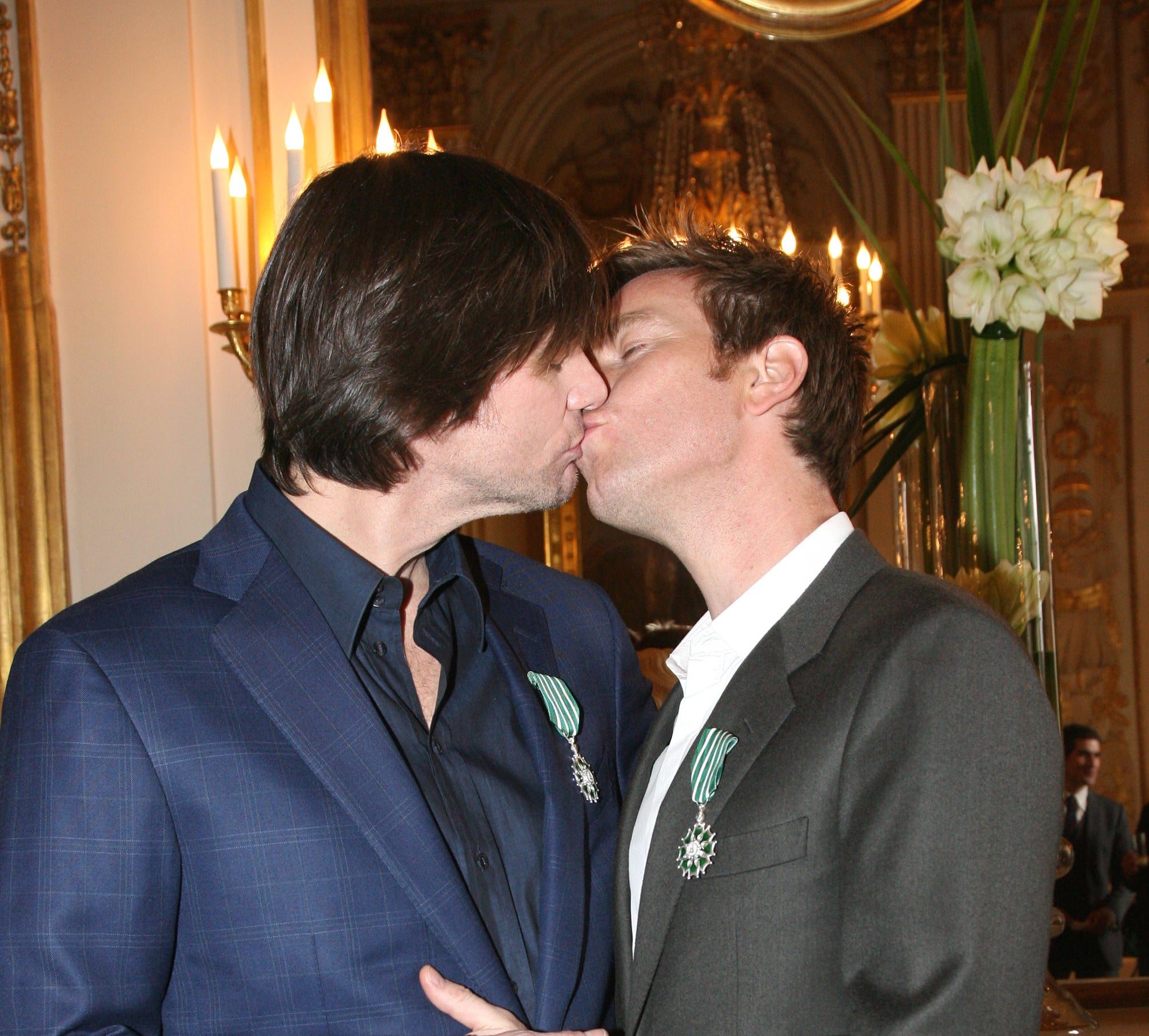 7. Jim Carrey and Ewan McGregor kissed in Paris after they were knighted by...