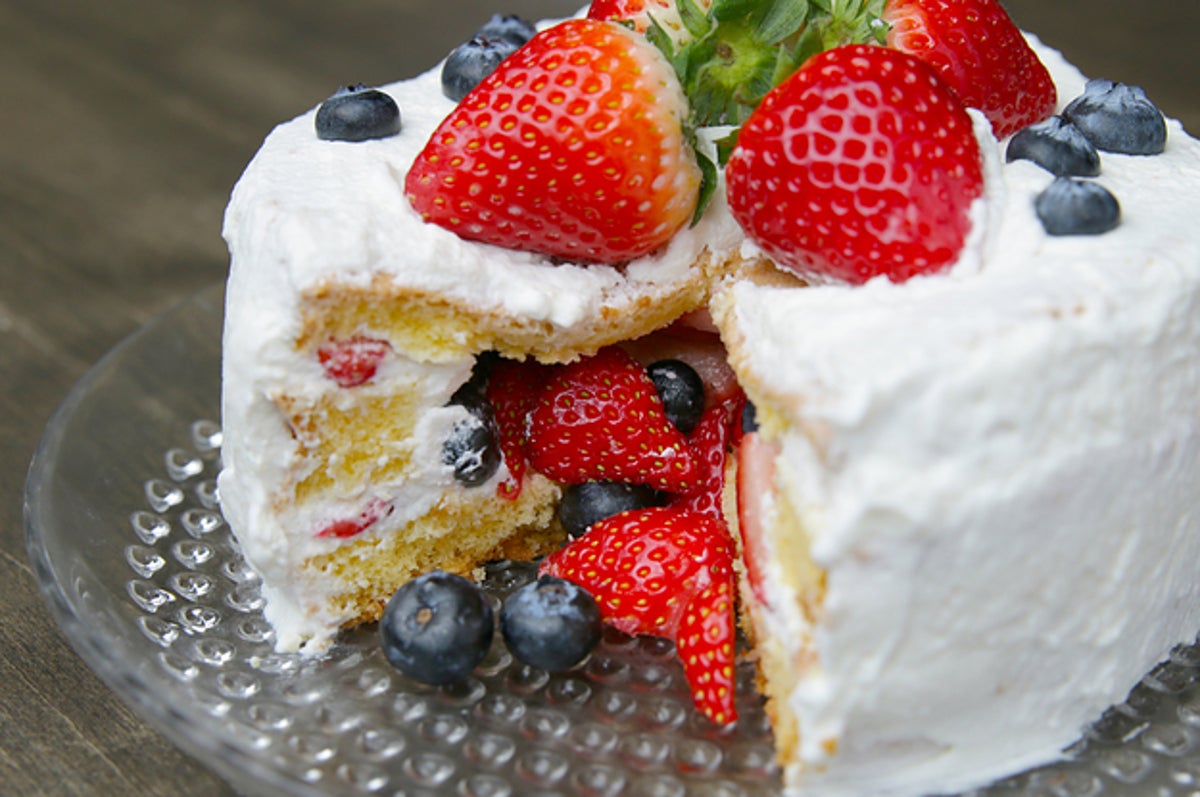 いちごがゴロッと かくれんぼケーキ サプライズにも