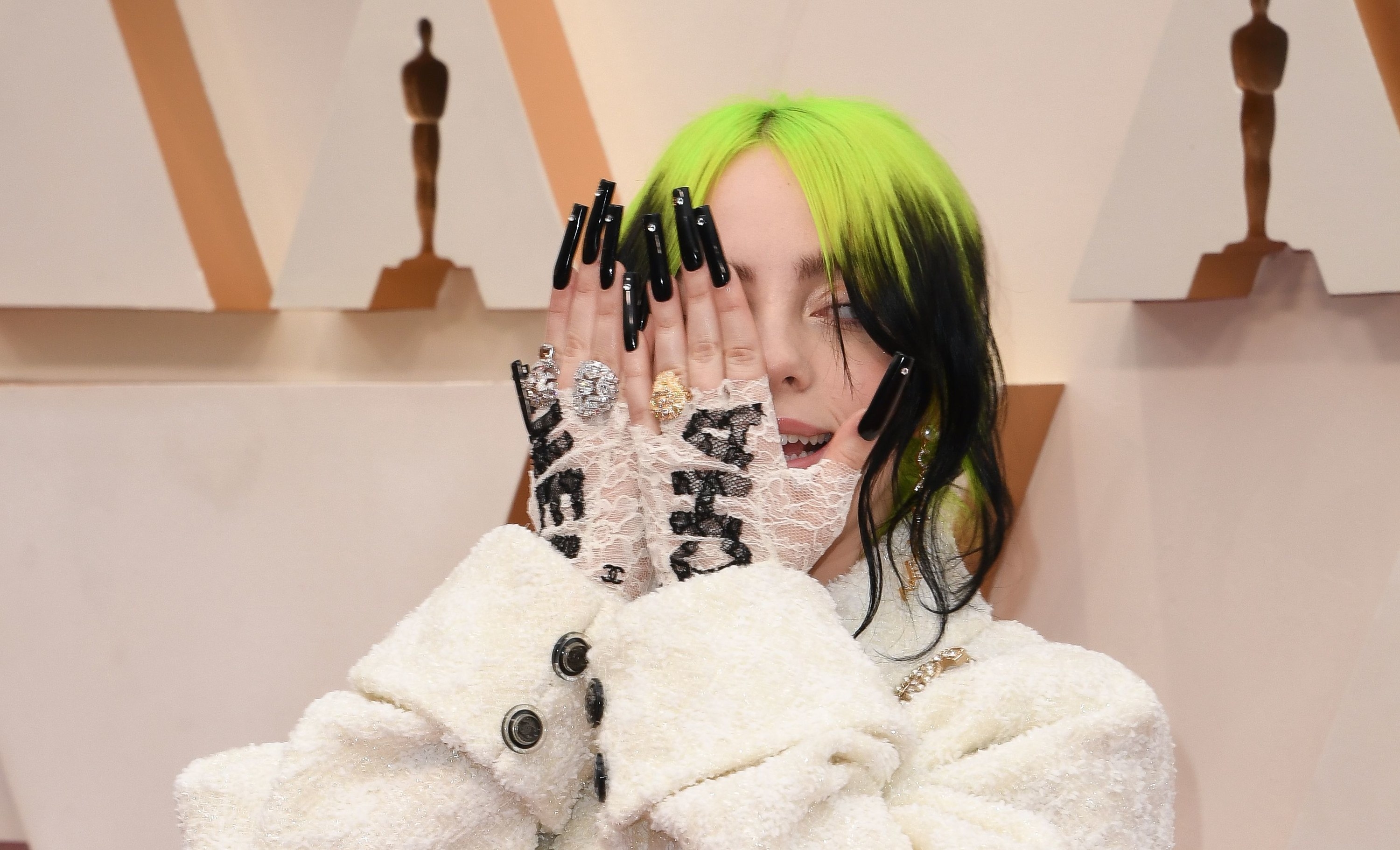 Оскар билли айлиш. Billie Eilish Oscars 2020 Red Carpet. Billie Eilish Oscar. Билли Айлиш с микрофоном в руках. Billie Eilish 1st era.