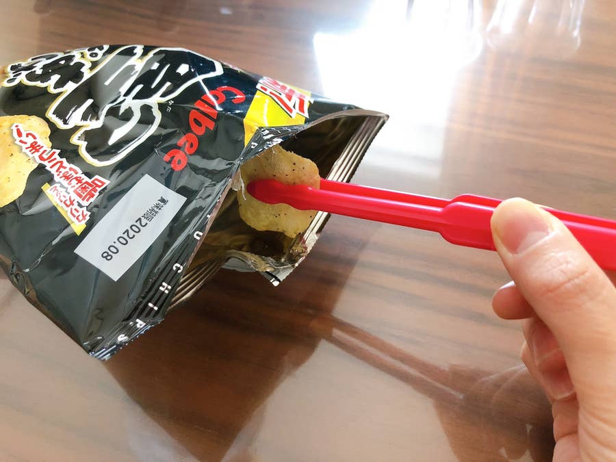 ポテチ食べても手が汚れない おやつトング が地味に良い