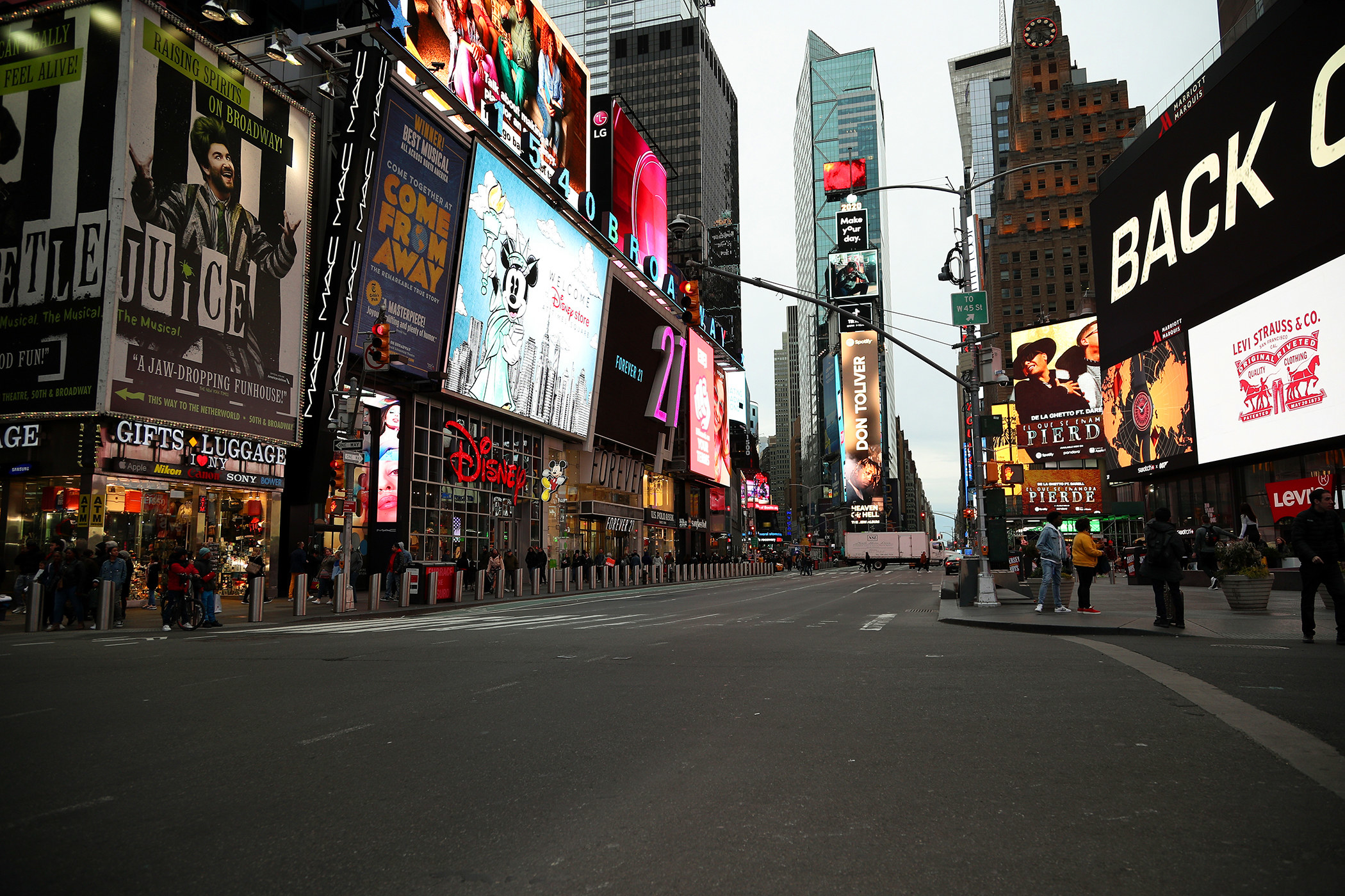 This Is What NYC Landmarks Look Like During The ...