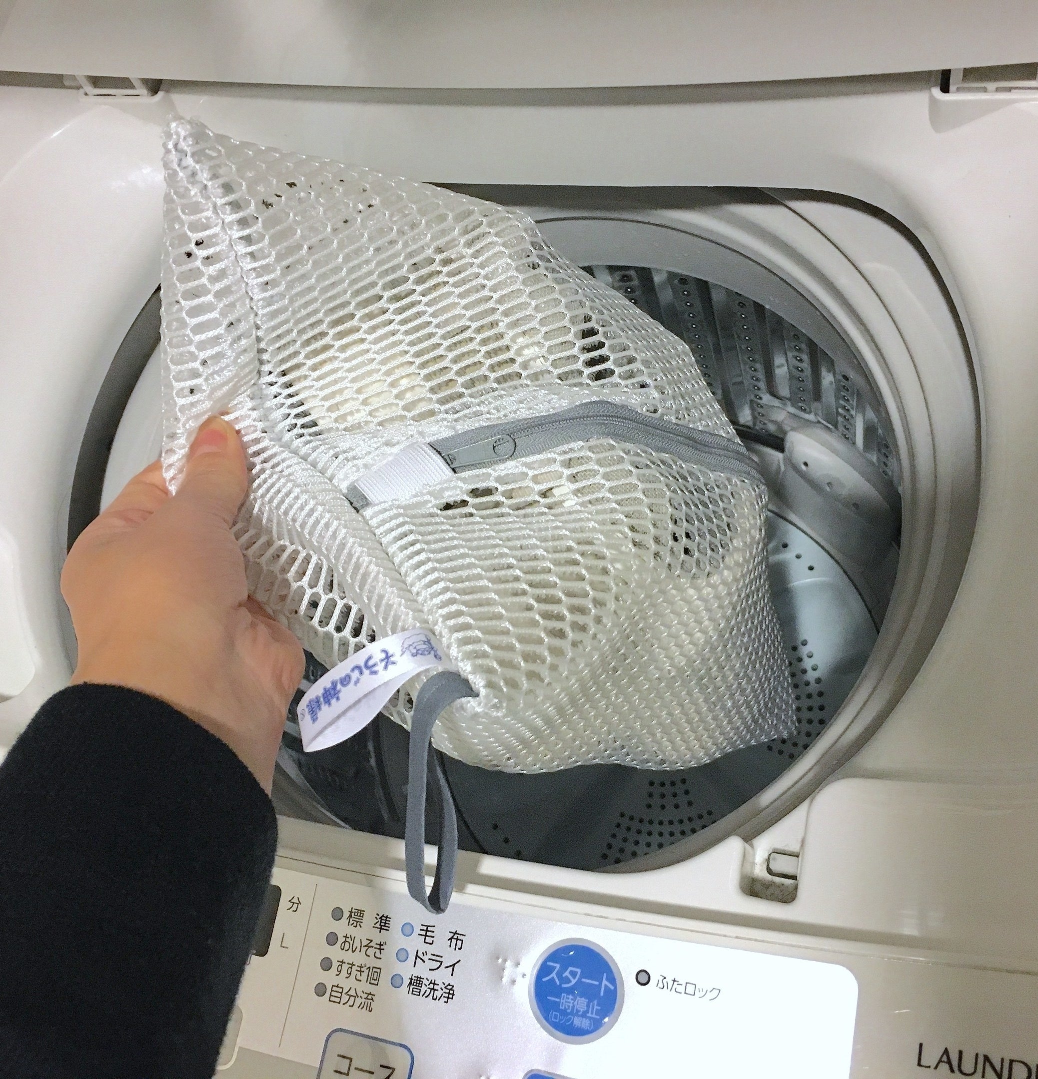 今までの苦労はなんだったの…靴がめっちゃキレイになる洗濯グッズがすごい