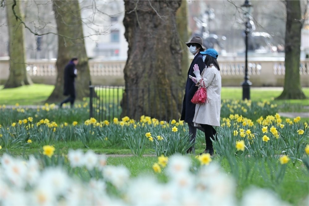 People wearing face masks in Green Park