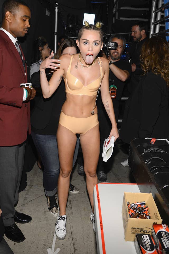 Bikini Shemale Miley Cyrus - Miley Cyrus Opened Up About Being Body-Shamed After Her 2013 MTV VMAs  Performance
