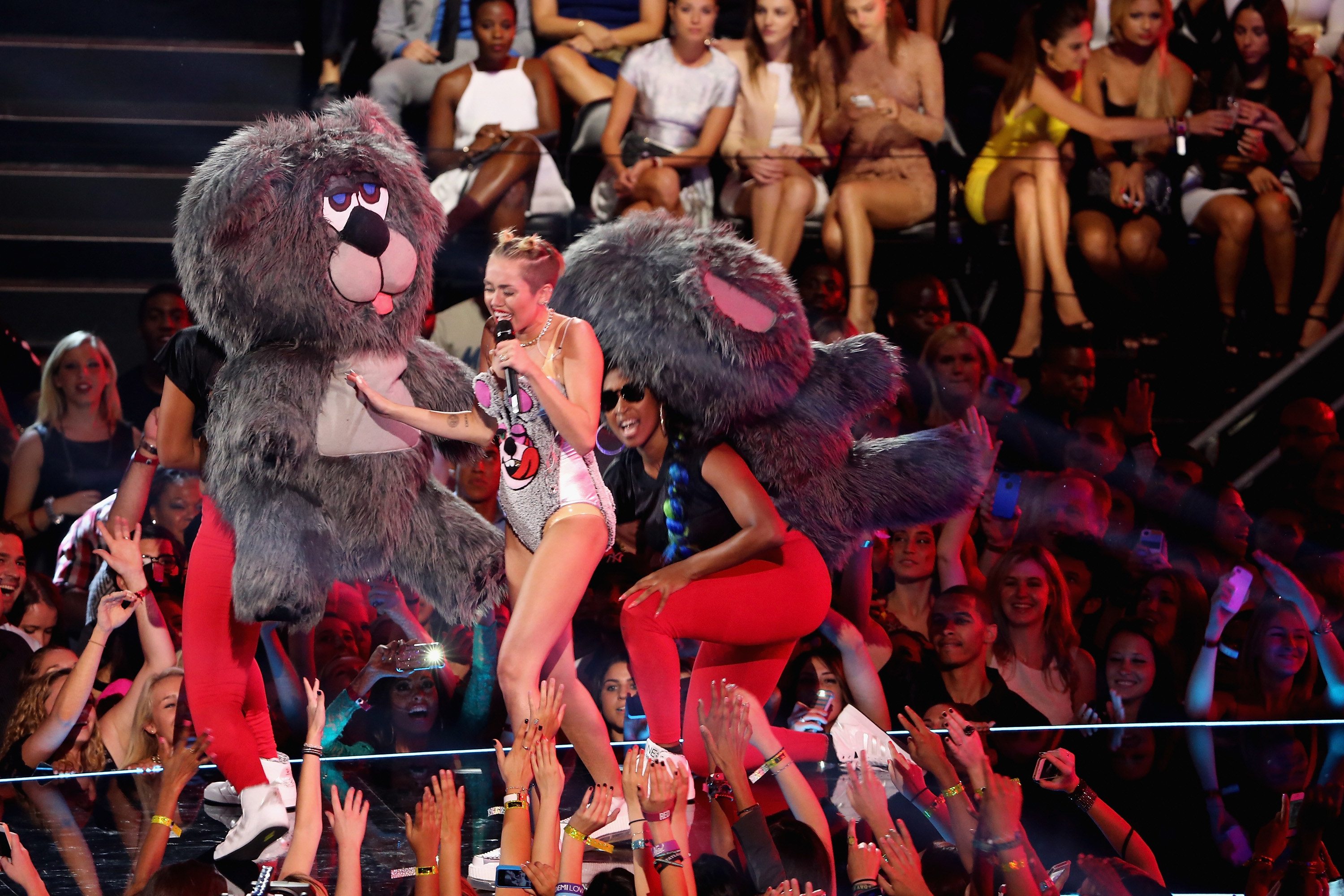 Dance bear com. Майли Сайрус VMA 2013. Miley Cyrus 2013 VMA Performance. VMA 2013 Майли Сайрус и Робин. MTV VMA 2013.