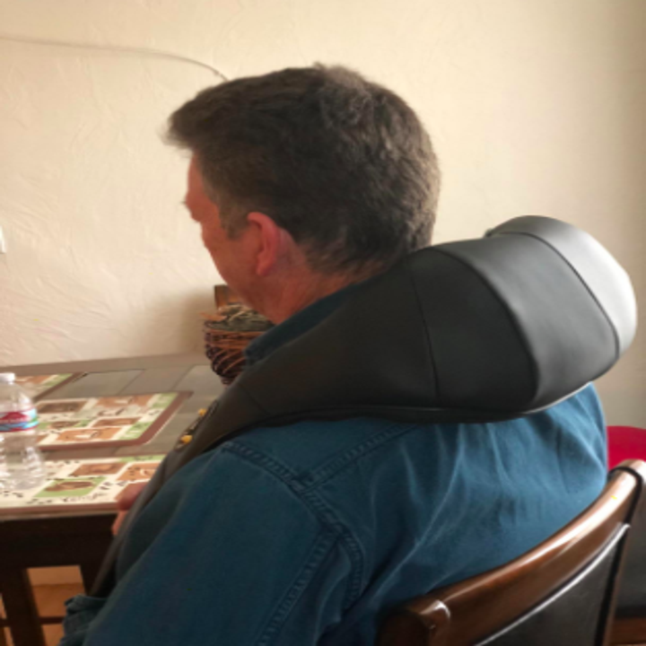 a different reviewer's pic with a view of the shoulder cushion behind neck