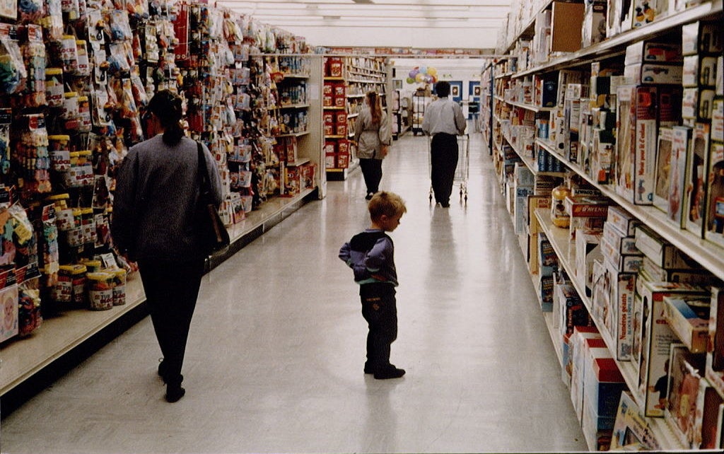 一张小孩在玩具"R"里面看着费雪玩具的照片;我们商店。