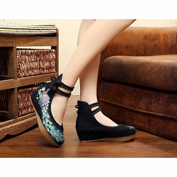 китайские туфли женские. китайская национальная обувь для женщин. китайские мокасины. яркая женская обувь. тряпочные туфли женские.