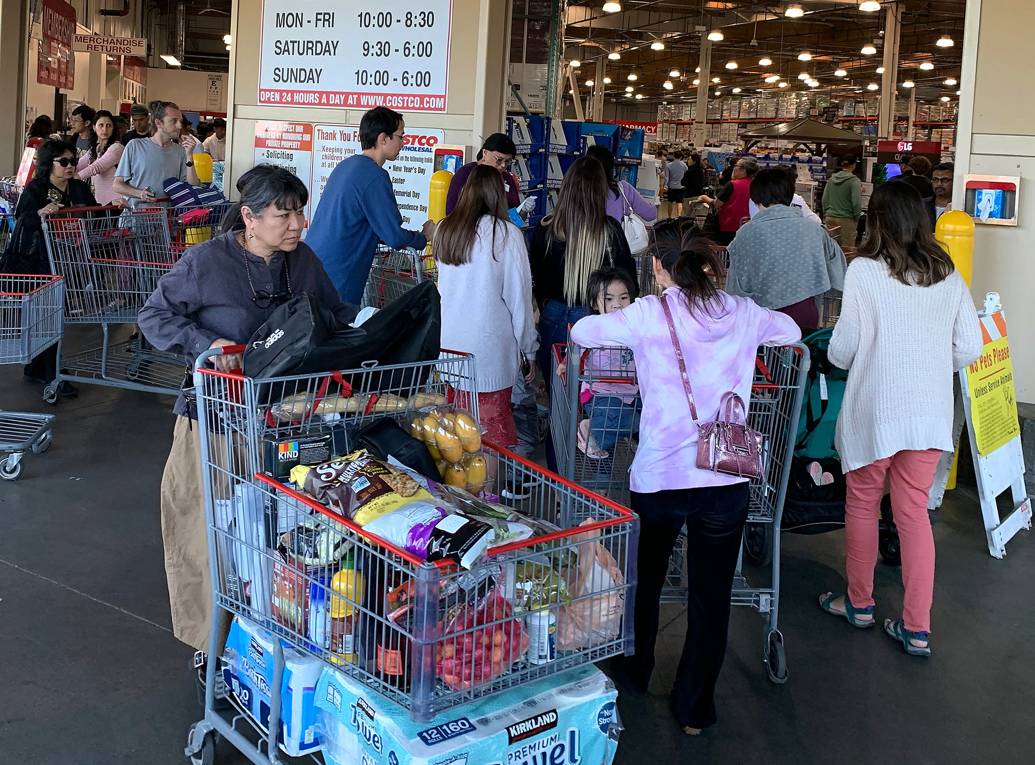 Inside Costco Loja por grosso com compras de clientes durante a pandemia de  surto de Coronavirus — Fotografia de Stock Editorial © trongnguyen  #362308944