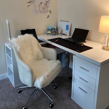 the white fuzzy rug on a reviewer's chair 