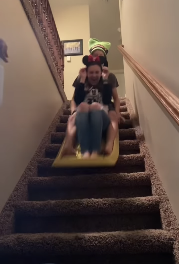 ディズニーランドのアトラクションを再現 新型コロナによる自宅待機を楽しむ家族