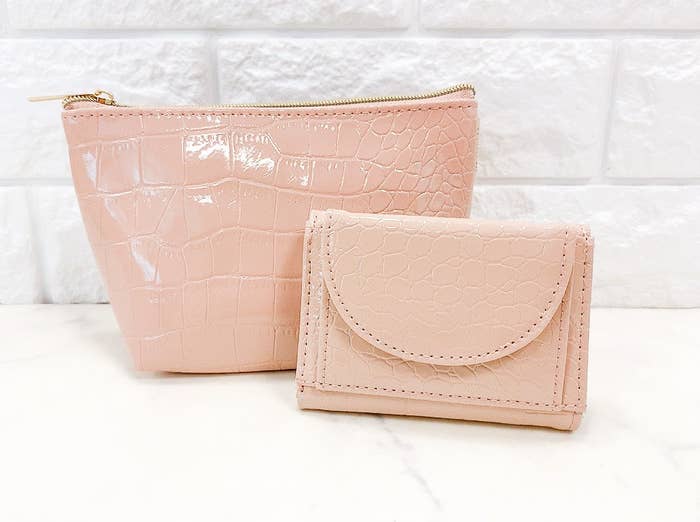 すごい高見え 1300円でオシャレな ポーチと財布 が手に入るって感動だわ すごい高見え 1300円でオシャレな ポーチと財布 が手に入るって感動だわ