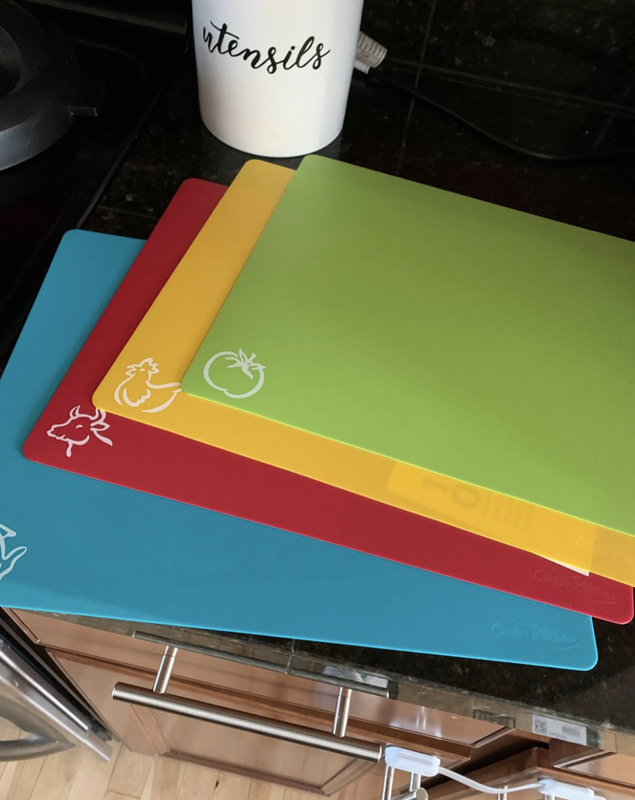 four mats with their solid cover and an animation of exactly what the mat should be for. Colors are blue, red (which has a cow), yellow (which has a chicken), and green (which has a tomato)