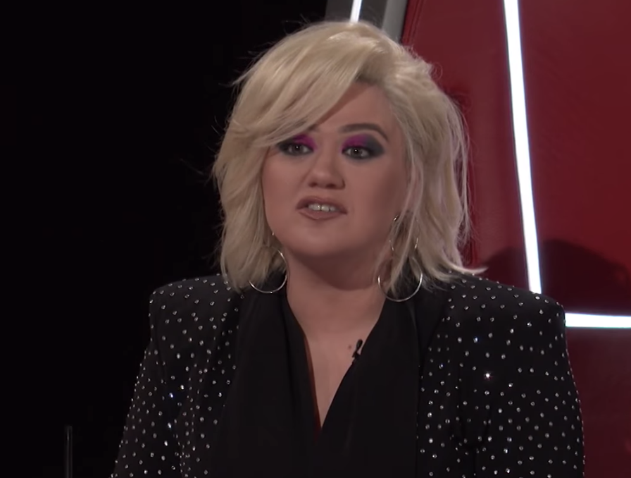 I'm Dying At Kelly Clarkson Almost Going Flying After Her 