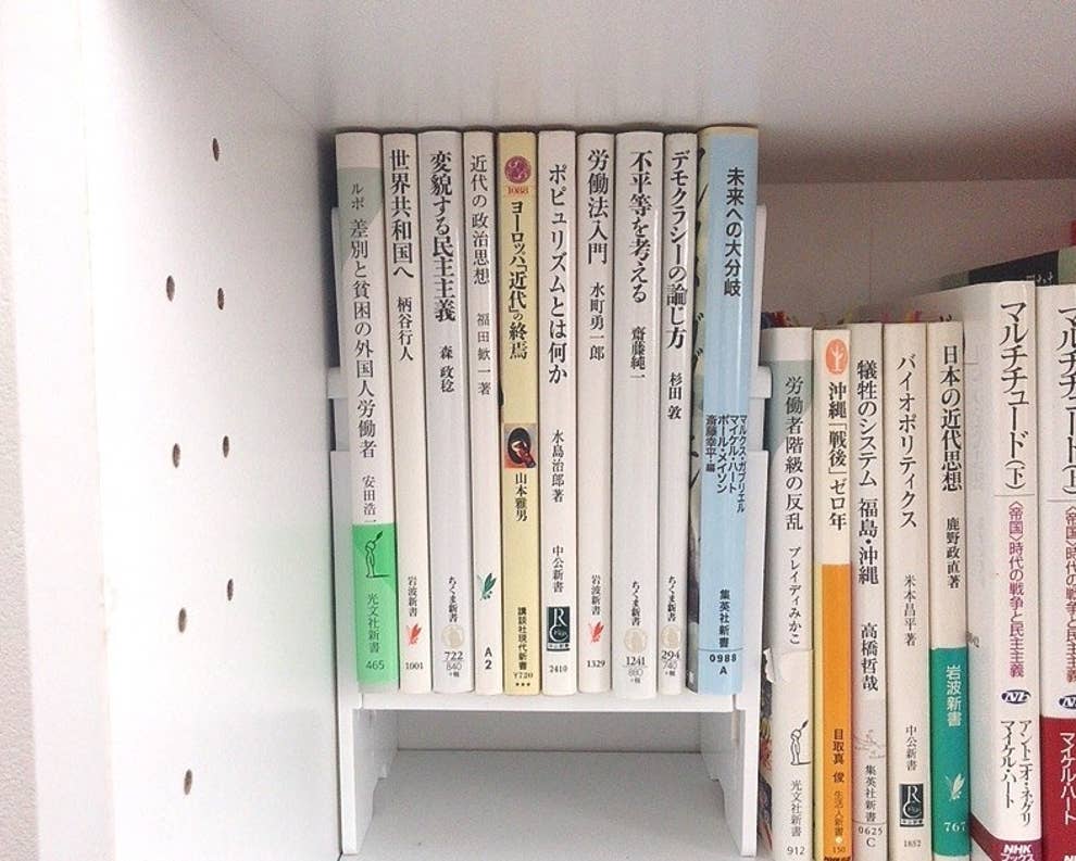 本棚がぐっちゃぐちゃ問題 ダイソーなら110円で解決できますよ 本棚がぐっちゃぐちゃ問題 ダイソーなら110円で解決できますよ