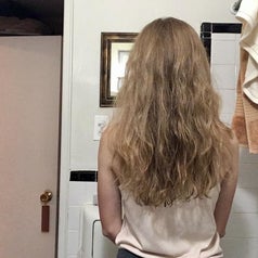 Before photo of another reviewer with slightly wavy, frizzy hair