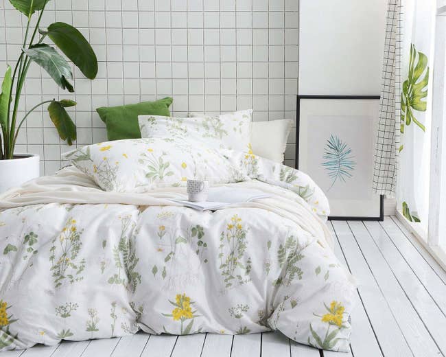 Vintage botanical bedding with white base color 