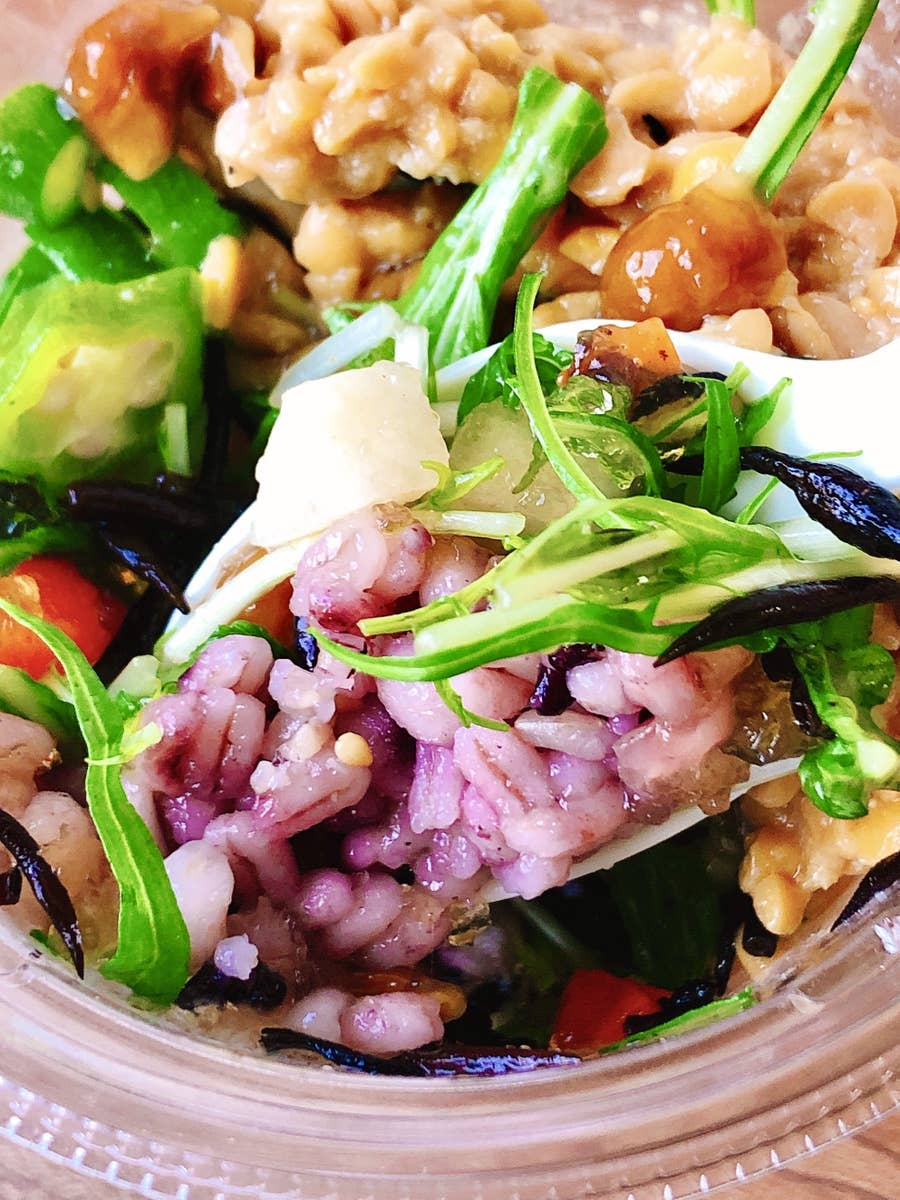 え 嘘でしょ セブンに 納豆ごはん みたいなサラダ売ってたんだけど