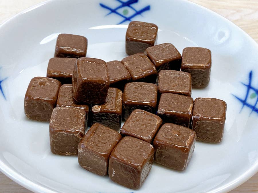 Snsで話題のローソン 不思議チョコ チョコ食感のキャラメルって感じで激うまだった