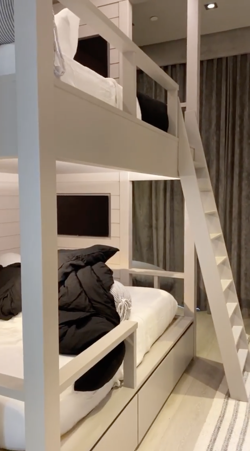 Kylie Jenner S Extremely Bougie Bunk Room, Bunk Beds With Built In Tvs
