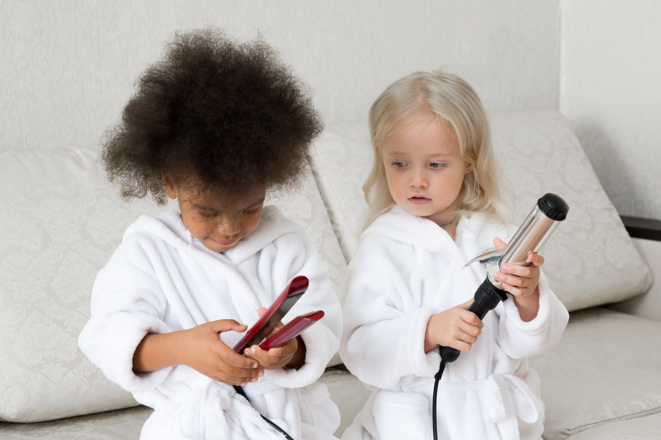 子どもがケガしてからでは遅いから。消費者庁がヘアアイロンの取り扱いを注意。